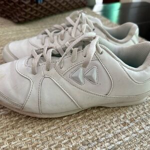 Kids' White Kaepa cheer Sneakers size 6